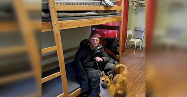 "Опинився в скрутному становищі": у Франківську допомогли ветерану АТО і його песику (фото)