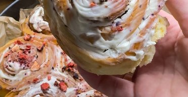 Дуже смачні булочки з оригінальним інгредієнтом: покроковий рецепт