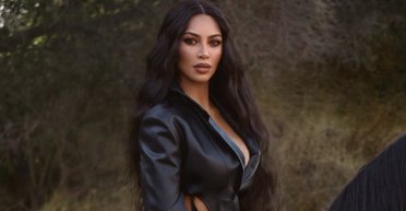 Кім Кардашьян показала свої ноги в ранах та розповіла, що її невиліковна хвороба прогресує