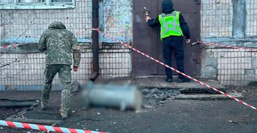 Массированный обстрел Киева: часть ракеты упала возле подъезда многоэтажки (фото, видео)