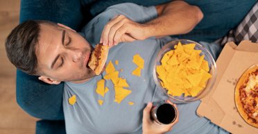 Как перестать заедать стресс и эмоции: практические советы психолога