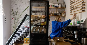 Спас украинский кардиган: история баристы из поврежденной после атаки на Киев кофейни (фото)