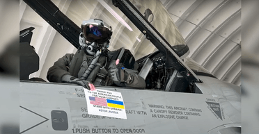 "Подяка народу США": пілот F-16 вперше показав вид із кабіни під час польоту над Україною (відео)