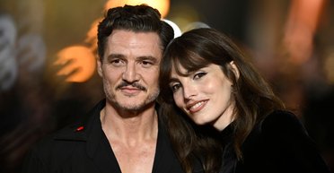 Сестра Педро Паскаля прийшла на прем'єру фільму "Гладіатор 2" у дуже сміливій сукні (фото)