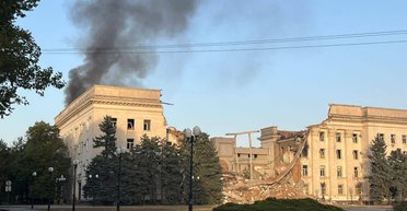 В результате российского артобстрела горело здание Херсонской ОГА: что известно (фото)