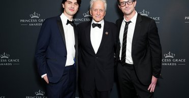 80-річний Майкл Дуглас вийшов на публіку з двома синами (фото)