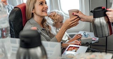 "Ни в коем случае": стюардесса рассказала, какие напитки категорически нельзя пить в самолете