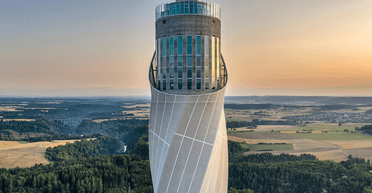 Секрет загадкової вежі: чому посеред лісу побудували величезний хмарочос (фото)