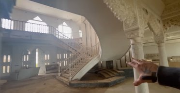 Заброшенный и забытый: блогер показал огромный дворец короля Саудовской Аравии в Испании (видео)