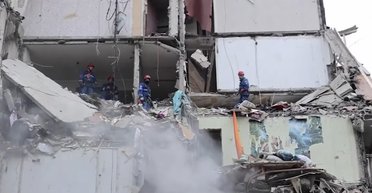 Під завалами будинку в Києві опинилася ціла сім'я (відео)