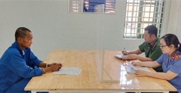 Бездомного заарештували за те, що він спалив прапор країни для приготування вечері (фото)