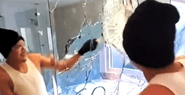 Будівельники рознесли нову ванну кімнату після того, як клієнт відмовився платити (відео)