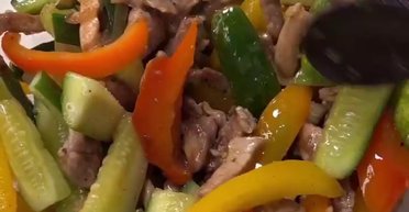 Салат зі свининою та огірками по-азійському: як приготувати оригінальну страву