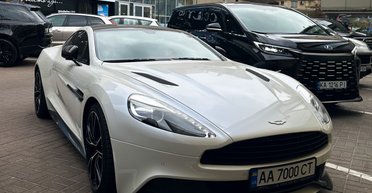 Елегантний і швидкий: у Києві помітили рідкісний британський суперкар (фото)