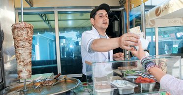 Жертвы стритфуда. Когда украинцы смогут есть шаурму без опаски