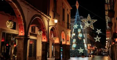 Штраф — 500 євро. У популярному туристичному місті заявили про заборону поцілунків