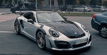 720 сил и яркий дизайн: в Украине заметили редкий тюнингованный Porsche за $400 000 (фото)