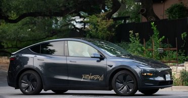 Безпілотні таксі Tesla плутаються у маршруті та висаджують пасажирів на 60 км/год (відео)