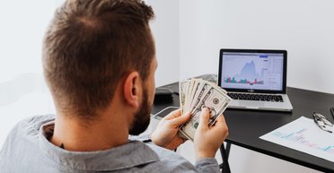 Всегда с наличкой: украинцы "прячут" в карманах более $100 миллиардов