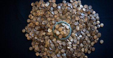 Дань Юлию Цезарю: что говорят ученые о крупнейшем в Британии кладе золотых монет (видео)