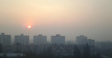 Закройте окна и отмените пробежки. Как врачи и МЧС советуют спасаться от смога в Киеве