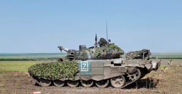 Не помог даже мангал: на Донбассе FPV-дрон разделался с вражеским танком Т-72Б3 (видео)