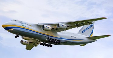 Канада арештувала літак РФ Ан-124 та хоче передати його Україні, — Bloomberg