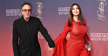 Моніка Беллуччі в розкішному червоному комбінезоні вийшла у світ з Тімом Бертоном (фото)