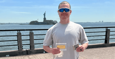 Чоловік ховає гроші у різних куточках міста: хто він і для чого це робить (фото)