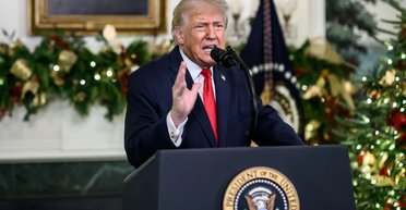 18 часов трансляции и пост для "подонков": Трамп поздравил мир и США с Рождеством