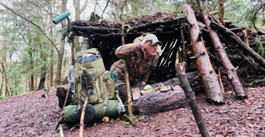 Потерял почти все: мужчина после увольнения с работы живет и добывает еду в дикой природе (видео)