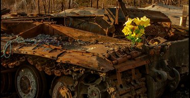 Горит восток