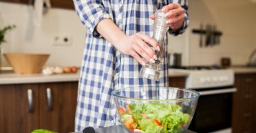 Не только жажда: 4 сигнала организма, что вы едите слишком много соли