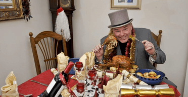 Не знімає прикрас: чоловік святкує Різдво щодня вже 31 рік (фото)