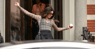 Зірка "Диявол носить Prada" упала зі сходів: її реакція стала вірусною (відео)