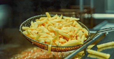 Горячая и хрустящая: сотрудник McDonald's рассказал лайфхак, как всегда получать свежую картошку фри