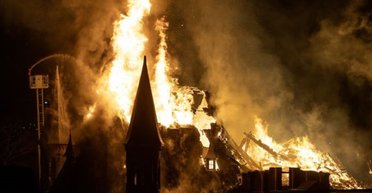 В новогоднюю ночь в Амстердаме едва не сгорела церковь XIX века: она выстояла во второй раз (фото)