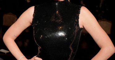 Линдси Лохан в шикарном платье появилась на Неделе моды в Париже (фото)