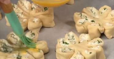 Швидка випічка: рецепт "квітів" із листкового тіста з сиром