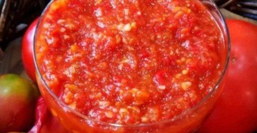 Аджика з яблуками та часником: як приготувати ідеальну гостру приправу на зиму