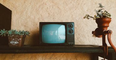 Куда исчезли телевизоры с "пузатыми" экранами, и почему появились плоские панели