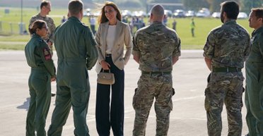 Стримана розкіш: які сумочки та клатчі вибирає Кейт Міддлтон