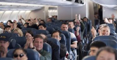 Пасажири літака промучились 17 годин через "двох дурнів": що вони накоїли (фото)