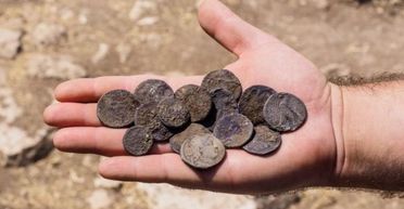 Чоловік продав за сотні доларів монети, які валялись у нього вдома 80 років (фото)