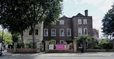 "Проклятий" 50-річний будинок у центрі міста став улюбленим місцем туристів (фото)