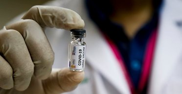 "Небезпечний для літніх людей": лікарка розповіла про симптоми нового штаму COVID-19 "Stratus"