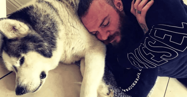 Чоловік, який на шляху до мрії спав з псом у машині, став світовою зіркою (фото)