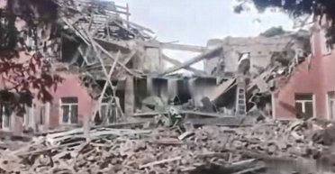 Снесло этаж: HIMARS ударила по убежищу ВС РФ в селе Коренево под Курском, — соцсети (видео)