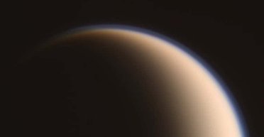 Крупнейший спутник Сатурна имеет странную поверхность: причина в том, что там падает с неба