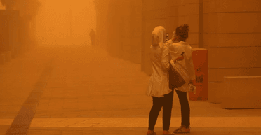 Жителі тануть: в одному з найспекотніших міст світу на вулицях встановлено кондиціонери (фото)